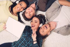 Gelukkige multiraciale vrienden die selfie nemen stock fotografie Gelukkige multiraciale vrienden die selfie nemen stock fotografie