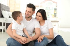 Gelukkige ouders en hun zoonszitting samen op vloer Familietijd stock afbeeldingen Gelukkige ouders en hun zoonszitting samen op vloer Familietijd stock afbeeldingen