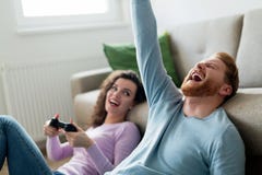 Gelukkige paar het spelen videospelletjes thuis royalty-vrije stock afbeelding Gelukkige paar het spelen videospelletjes thuis royalty-vrije stock afbeelding