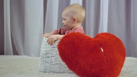 Gelukkige pasgeboren baby die en met hart glimlachen spelen stock videobeelden Gelukkige pasgeboren baby die en met hart glimlachen spelen stock videobeelden
