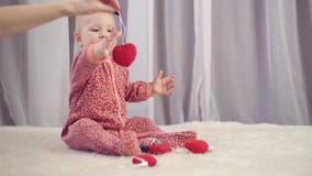 Gelukkige pasgeboren baby die en met hart glimlachen spelen stock footage Gelukkige pasgeboren baby die en met hart glimlachen spelen stock footage