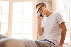 Gelukkige tiener die op de telefoon spreken royalty-vrije stock fotografie Gelukkige tiener die op de telefoon spreken royalty-vrije stock fotografie