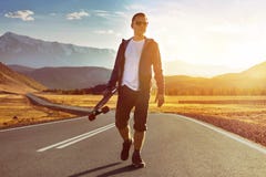 Gelukkige van de de gang longboard zonsondergang van de mensenschaatser de bergweg royalty-vrije stock fotografie Gelukkige van de de gang longboard zonsondergang van de mensenschaatser de bergweg royalty-vrije stock fotografie