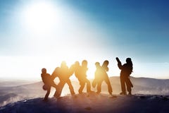 Gelukkige van vriendenskiërs en snowboarders pret stock fotografie Gelukkige van vriendenskiërs en snowboarders pret stock fotografie