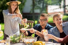 Gelukkige vrienden die diner hebben bij de partij van de de zomertuin stock afbeeldingen Gelukkige vrienden die diner hebben bij de partij van de de zomertuin stock afbeeldingen