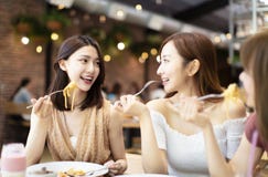 Gelukkige vrienden die diner in het restaurant hebben stock fotografie Gelukkige vrienden die diner in het restaurant hebben stock fotografie