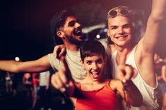 Gelukkige vrienden die pret hebben bij muziekfestival royalty-vrije stock foto's Gelukkige vrienden die pret hebben bij muziekfestival royalty-vrije stock foto's