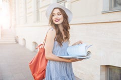 Gelukkige vrij jonge vrouw die een boek op de straat lezen stock fotografie Gelukkige vrij jonge vrouw die een boek op de straat lezen stock fotografie