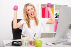 Gelukkige vrouw in bureau die actief zijn stock afbeelding Gelukkige vrouw in bureau die actief zijn stock afbeelding