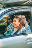 Gelukkige vrouw die autosleutels klaar om reis te beginnen tonen royalty-vrije stock afbeeldingen Gelukkige vrouw die autosleutels klaar om reis te beginnen tonen royalty-vrije stock afbeeldingen