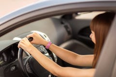 Gelukkige vrouw die een auto drijven royalty-vrije stock foto Gelukkige vrouw die een auto drijven royalty-vrije stock foto