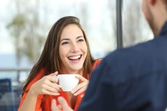 Gelukkige vrouw die in een koffiewinkel dateren royalty-vrije stock foto's Gelukkige vrouw die in een koffiewinkel dateren royalty-vrije stock foto's