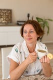 Gelukkige vrouw in haar huis het drinken koffie met melk stock afbeeldingen Gelukkige vrouw in haar huis het drinken koffie met melk stock afbeeldingen