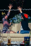Gelukkige vrouwen die confettien werpen aan de lucht in partij stock fotografie Gelukkige vrouwen die confettien werpen aan de lucht in partij stock fotografie