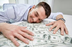 Gelukkige zakenman met hoop van geld in bureau royalty-vrije stock afbeelding Gelukkige zakenman met hoop van geld in bureau royalty-vrije stock afbeelding