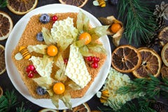 Gemachter Honighauptkuchen, Draufsicht über dunklen Hintergrund stockbilder Gemachter Honighauptkuchen, Draufsicht über dunklen Hintergrund stockbilder