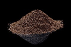 Gemahlener Kaffee mit Reflexion auf dem schwarzen lokalisierten Hintergrund stockbilder Gemahlener Kaffee mit Reflexion auf dem schwarzen lokalisierten Hintergrund stockbilder