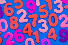 Gemengde gekleurde aantallen op een blauwe achtergrond stock afbeelding Gemengde gekleurde aantallen op een blauwe achtergrond stock afbeelding