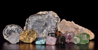 Gemstones układający dla pokazu na stole obraz royalty free Gemstones układający dla pokazu na stole obraz royalty free