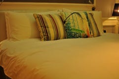 Gemütliches Geschäftshotelbett Lizenzfreie Stockfotografie Gemütliches Geschäftshotelbett Lizenzfreie Stockfotografie