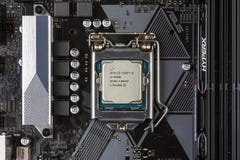 Gen do processador desktop do núcleo I3 de Intel 8o e memória preta RAM Module da fúria da RDA 4 DIMM 16 Gb Kingston HyperX no en imagem de stock Gen do processador desktop do núcleo I3 de Intel 8o e memória preta RAM Module da fúria da RDA 4 DIMM 16 Gb Kingston HyperX no en imagem de stock