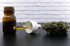 Geneeskrachtige van de marihuanaknoppen en cannabis olie stock foto's Geneeskrachtige van de marihuanaknoppen en cannabis olie stock foto's