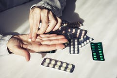 Geneeskundepillen of capsules met oude woman’shanden op witte achtergrond met exemplaarruimte Blaarpak royalty-vrije stock fotografie Geneeskundepillen of capsules met oude woman’shanden op witte achtergrond met exemplaarruimte Blaarpak royalty-vrije stock fotografie