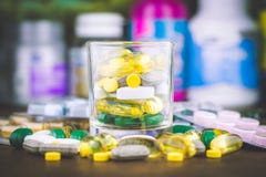 Geneeskundepillen of capsules op houten achtergrond Drugvoorschrift voor behandelingsmedicijn stock fotografie Geneeskundepillen of capsules op houten achtergrond Drugvoorschrift voor behandelingsmedicijn stock fotografie