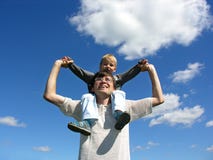 Generi con il figlio il giorno pieno di sole 2 delle spalle Immagine Stock Libera da Diritti Generi con il figlio il giorno pieno di sole 2 delle spalle Immagine Stock Libera da Diritti