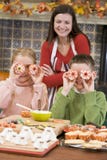 Generi e due bambini a Halloween in cucina Fotografia Stock Libera da Diritti Generi e due bambini a Halloween in cucina Fotografia Stock Libera da Diritti