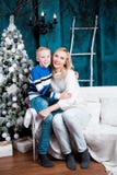 Generi ed suo figlio a casa con un albero di Natale immagine stock libera da diritti Generi ed suo figlio a casa con un albero di Natale immagine stock libera da diritti