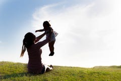 Generi il gioco con la figlia al parco durante il tramonto fotografia stock Generi il gioco con la figlia al parco durante il tramonto fotografia stock