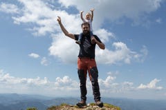 Generi la bambina della tenuta sulla sua spalla mentre sopra la montagna Giorno di estate pieno di sole fotografie stock Generi la bambina della tenuta sulla sua spalla mentre sopra la montagna Giorno di estate pieno di sole fotografie stock