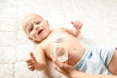 Generi le elasticità bere il bambino dell'acqua dalla bottiglia gridare concetto del bambino immagine stock Generi le elasticità bere il bambino dell'acqua dalla bottiglia gridare concetto del bambino immagine stock