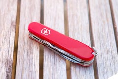 Genewa/Switzerland-15 08 18: Victorinox wojska noża czerwieni szwajcarski drewno obrazy stock Genewa/Switzerland-15 08 18: Victorinox wojska noża czerwieni szwajcarski drewno obrazy stock