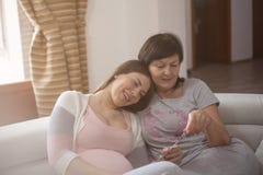 Genießen mit meiner zukünftigen Enkelin lizenzfreies stockfoto Genießen mit meiner zukünftigen Enkelin lizenzfreies stockfoto