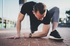Genomkörarelivsstilbegrepp Den unga mannen som gör elasticitet, övar muskler, innan han utbildar Muskulös idrottsman nen som utan royaltyfri foto Genomkörarelivsstilbegrepp Den unga mannen som gör elasticitet, övar muskler, innan han utbildar Muskulös idrottsman nen som utan royaltyfri foto