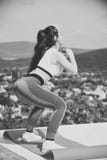 Genoux sexy de courbure de femme sur le paysage naturel, s'exerçant photo libre de droits Genoux sexy de courbure de femme sur le paysage naturel, s'exerçant photo libre de droits