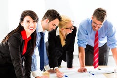 Gens d'affaires dans le fonctionnement de bureau comme équipe Images stock Gens d'affaires dans le fonctionnement de bureau comme équipe Images stock