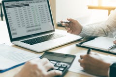 Gens d'affaires discutant avec des collègues avec les entrepreneurs AR photos stock Gens d'affaires discutant avec des collègues avec les entrepreneurs AR photos stock