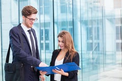 Gens d'affaires discutant le nouveau projet, étudiants de mba image libre de droits Gens d'affaires discutant le nouveau projet, étudiants de mba image libre de droits
