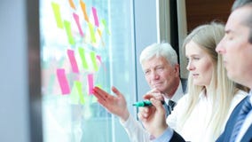 Gens d'affaires faisant un brainstorm des id?es Gens d'affaires faisant un brainstorm des id?es