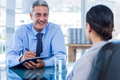 Gens d'affaires heureux parlant ensemble Images stock Gens d'affaires heureux parlant ensemble Images stock