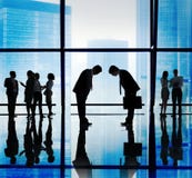 Gens d'affaires japonais saluant le concept fonctionnant de bureau image stock Gens d'affaires japonais saluant le concept fonctionnant de bureau image stock