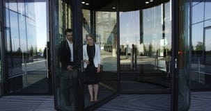 Gens d'affaires laissant le bâtiment Gens d'affaires laissant le bâtiment
