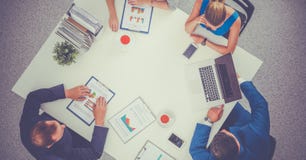 Gens d'affaires s'asseyant et discutant lors de la réunion, dans le bureau photographie stock libre de droits Gens d'affaires s'asseyant et discutant lors de la réunion, dans le bureau photographie stock libre de droits