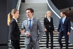 Gens d'affaires se tenant dans le lobby de bureau Photos stock Gens d'affaires se tenant dans le lobby de bureau Photos stock
