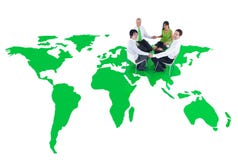 Gens d'affaires verts tenant des mains sur le monde vert photographie stock Gens d'affaires verts tenant des mains sur le monde vert photographie stock