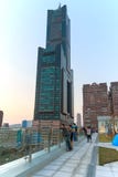 Gente al lado de la torre del cielo de Tuntex que mira la puesta del sol foto de archivo libre de regalías Gente al lado de la torre del cielo de Tuntex que mira la puesta del sol foto de archivo libre de regalías