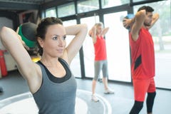 Gente de la aptitud que trabaja con la campana de la caldera en gimnasio foto de archivo libre de regalías Gente de la aptitud que trabaja con la campana de la caldera en gimnasio foto de archivo libre de regalías